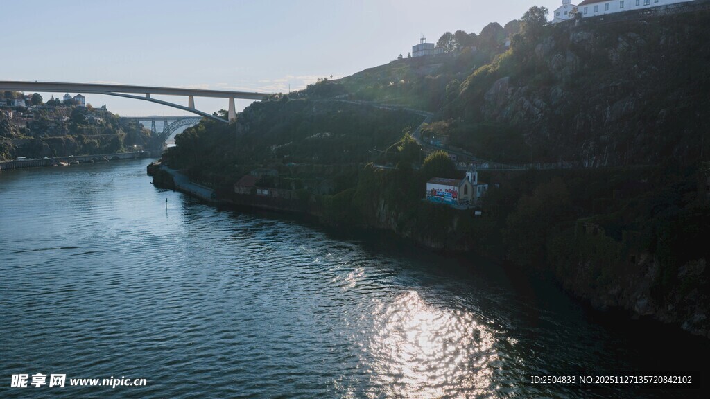 河畔桥梁与缆车风景图