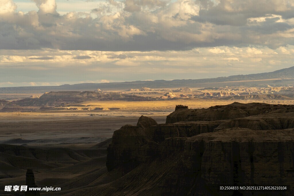 黄昏下的壮丽山谷景观