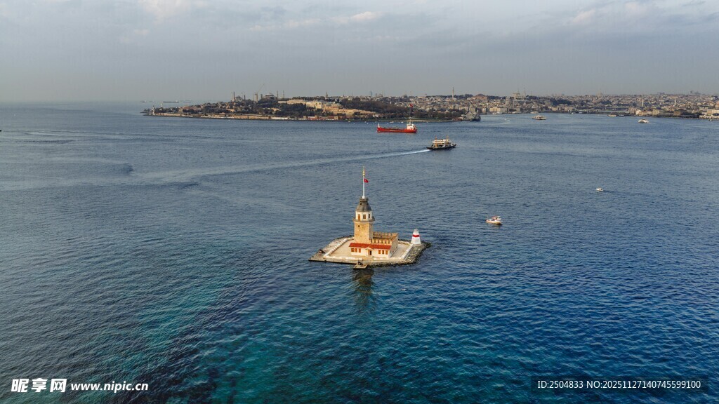 海上孤舟 静谧蓝色海域