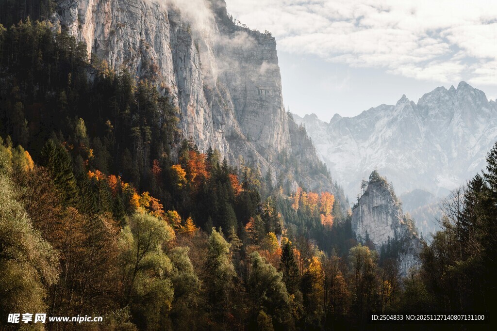 秋日山林间的壮美山景