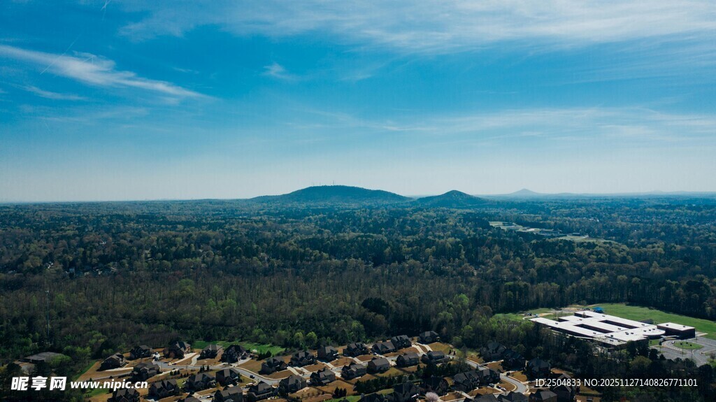 俯瞰山林与城镇美景