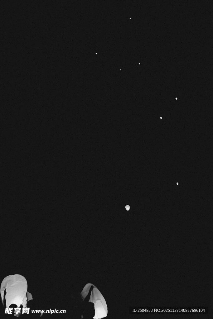 夜空下的建筑与闪烁繁星