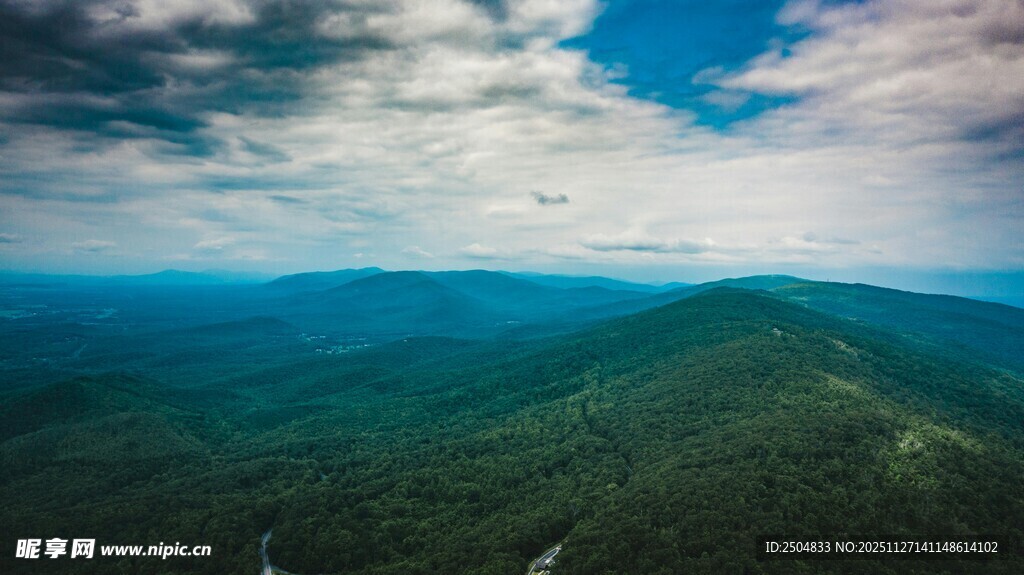 山峦云海间的壮美风光