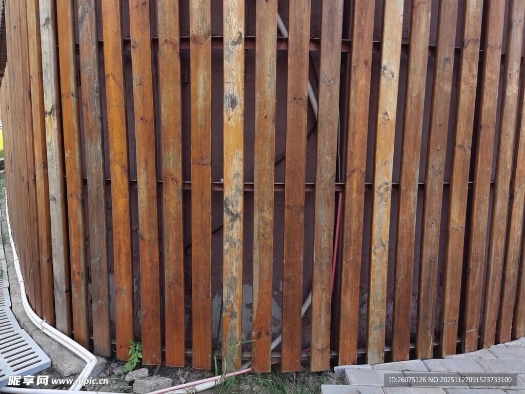 老旧木质围栏