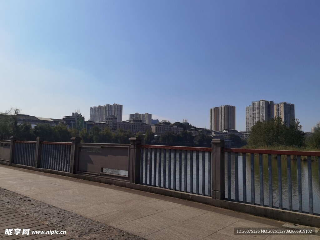 河畔城市风光