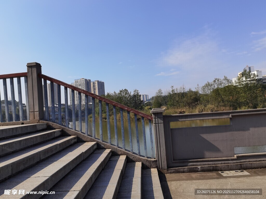 河边阶梯与护栏风景
