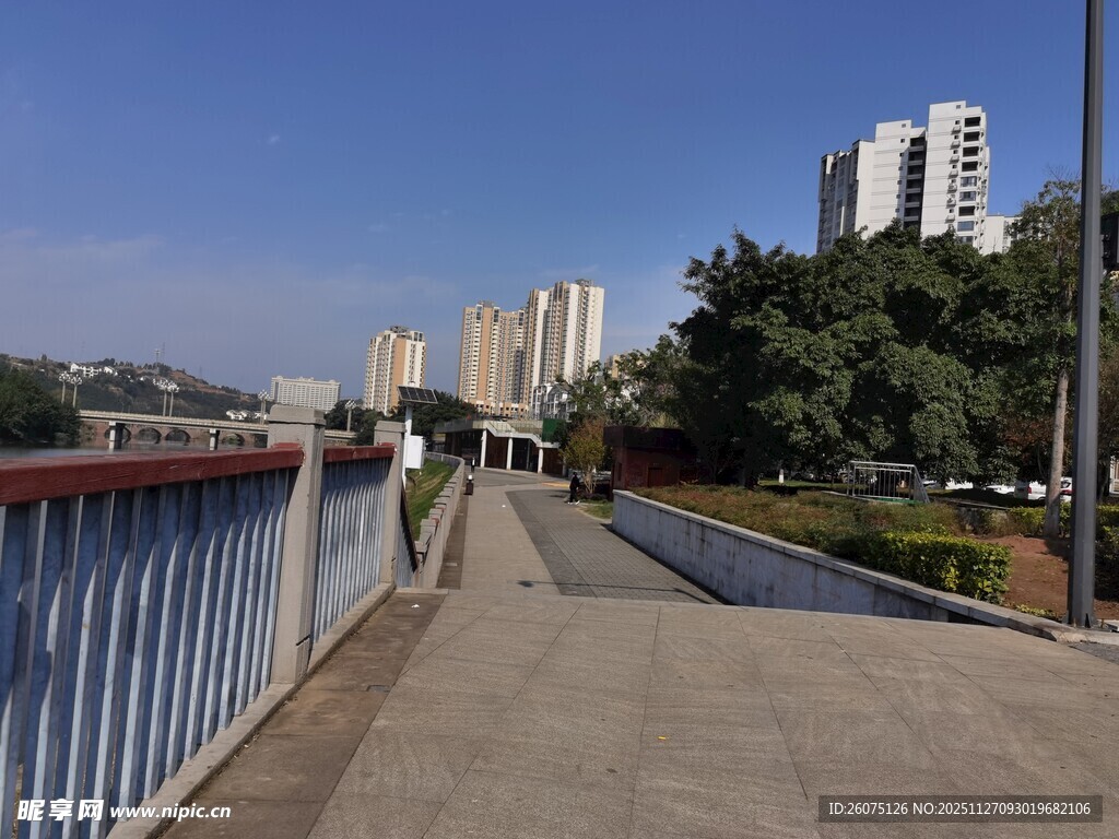 城市河畔步道风景