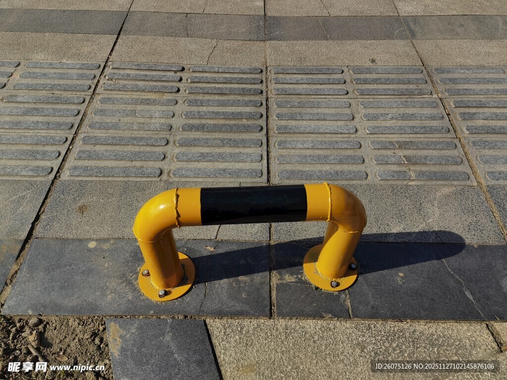 黄色地面防撞扶手