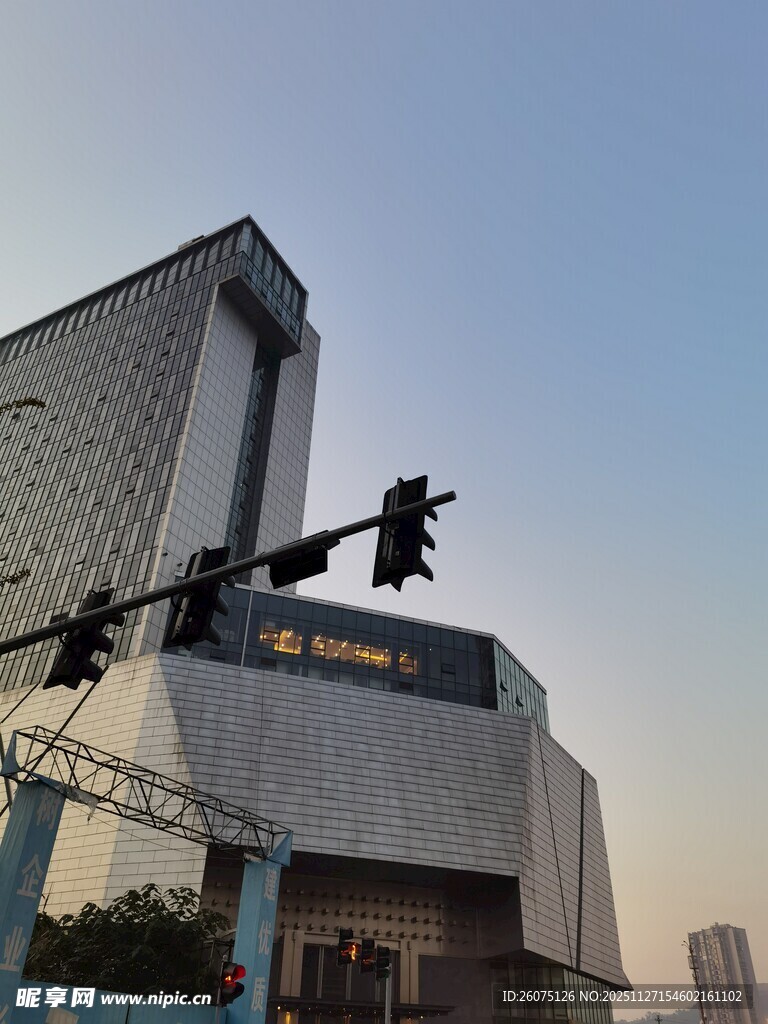 城市建筑前的交通信号灯