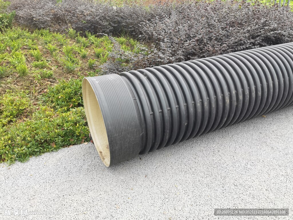 黑色波纹排水管置于户外