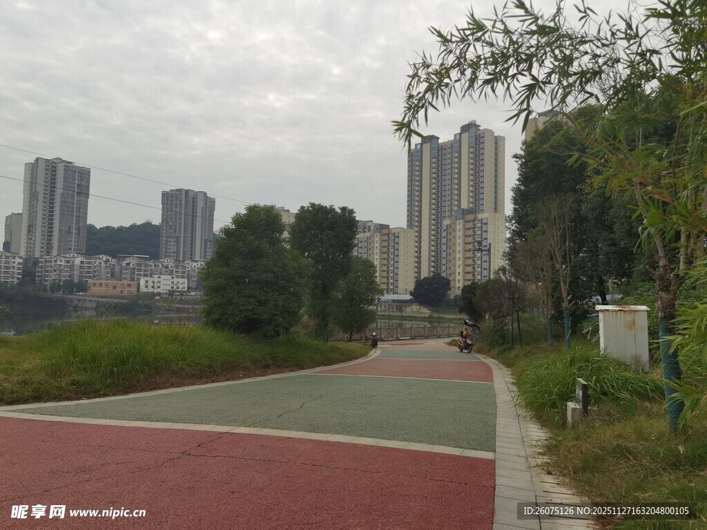 城市中的多彩休闲步道