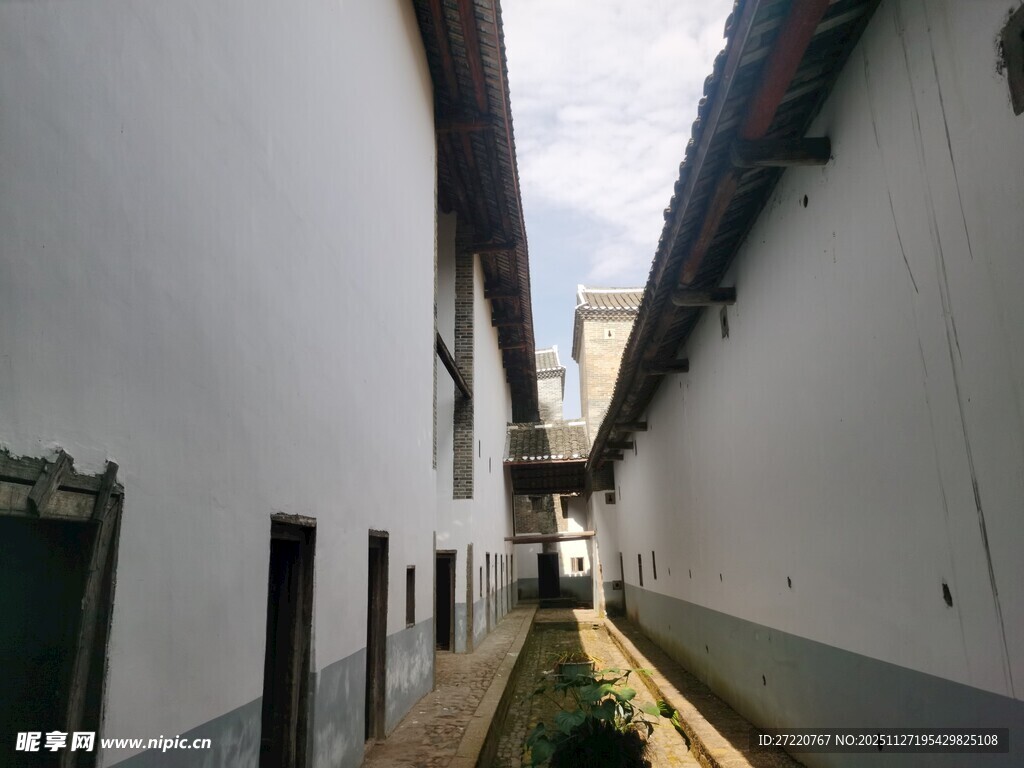 狭窄小巷中的古朴建筑