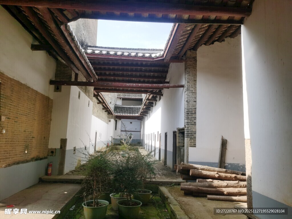 中式庭院回廊绿植景致