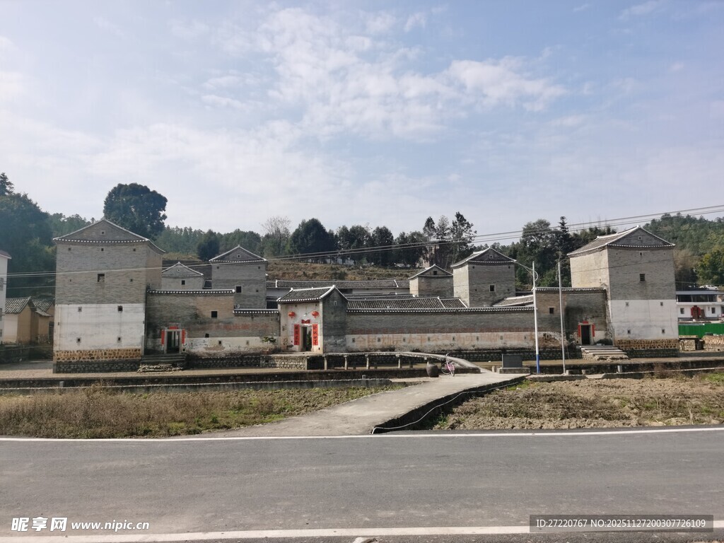 乡村路旁的低矮房屋景观