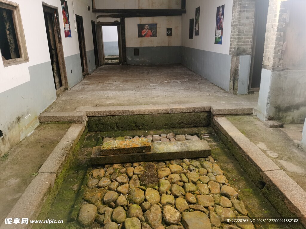 室内庭院景观中的石池