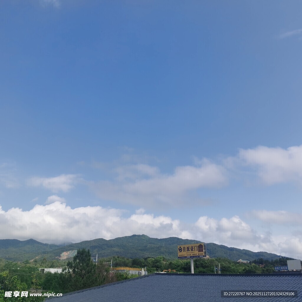 蓝天白云下的青山景致