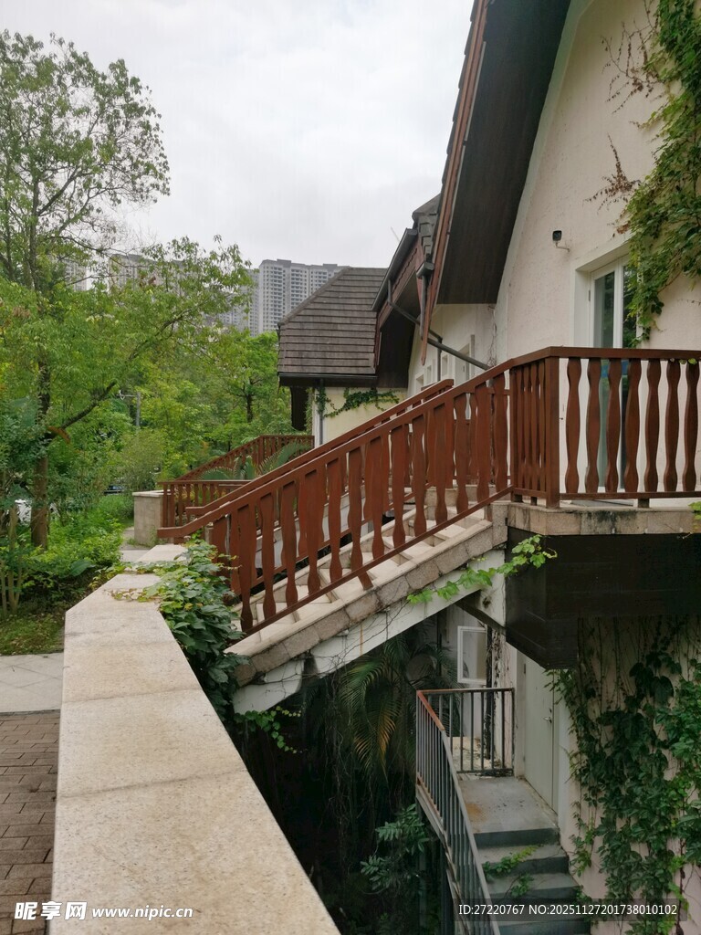 木质阳台与周边绿意景致 惠州