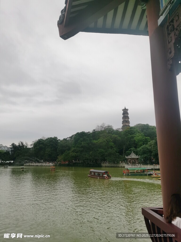 湖畔亭阁望远处古塔 惠州西湖