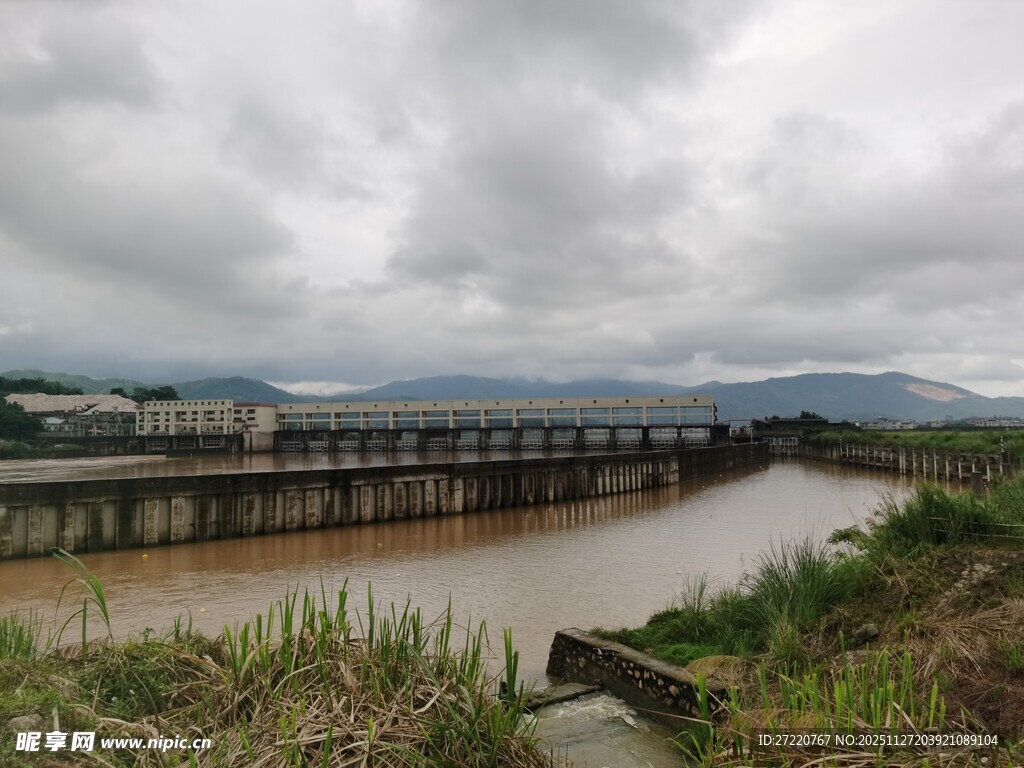 河畔水坝与阴沉天空景象