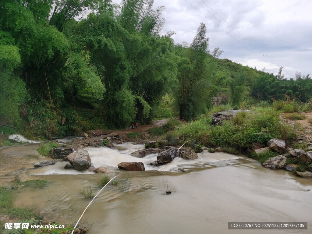 山间溪流 绿意环绕之景