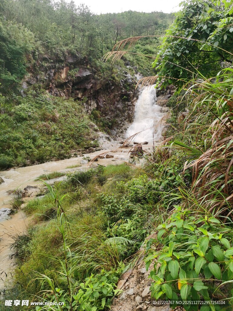 山间溪流瀑布自然美景