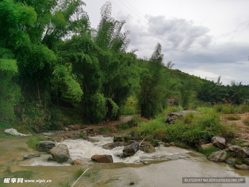 山间溪流 绿意盎然的景致