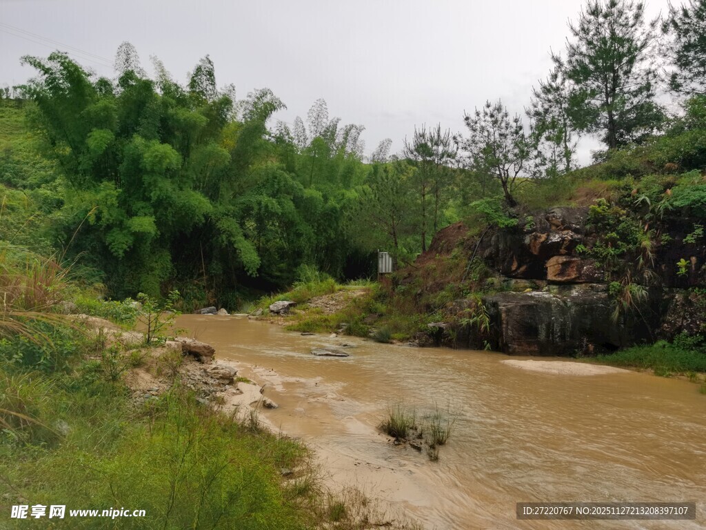 山间泥泞小河畔风景
