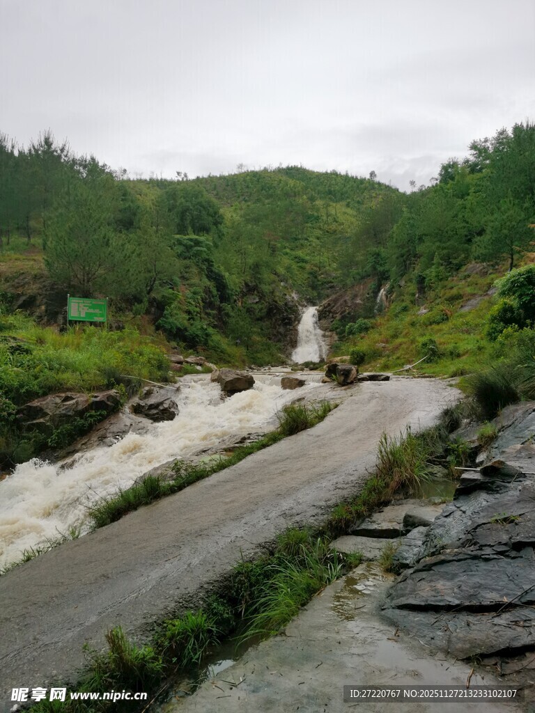 山间溪流瀑布自然美景