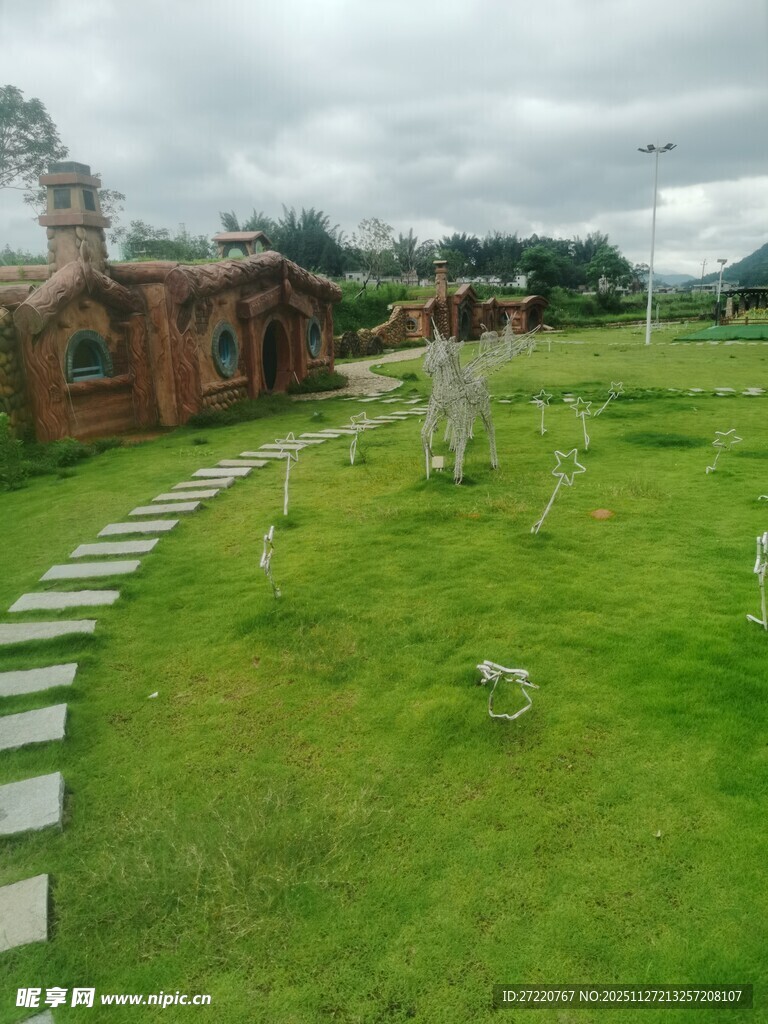 田园风草地小屋景观