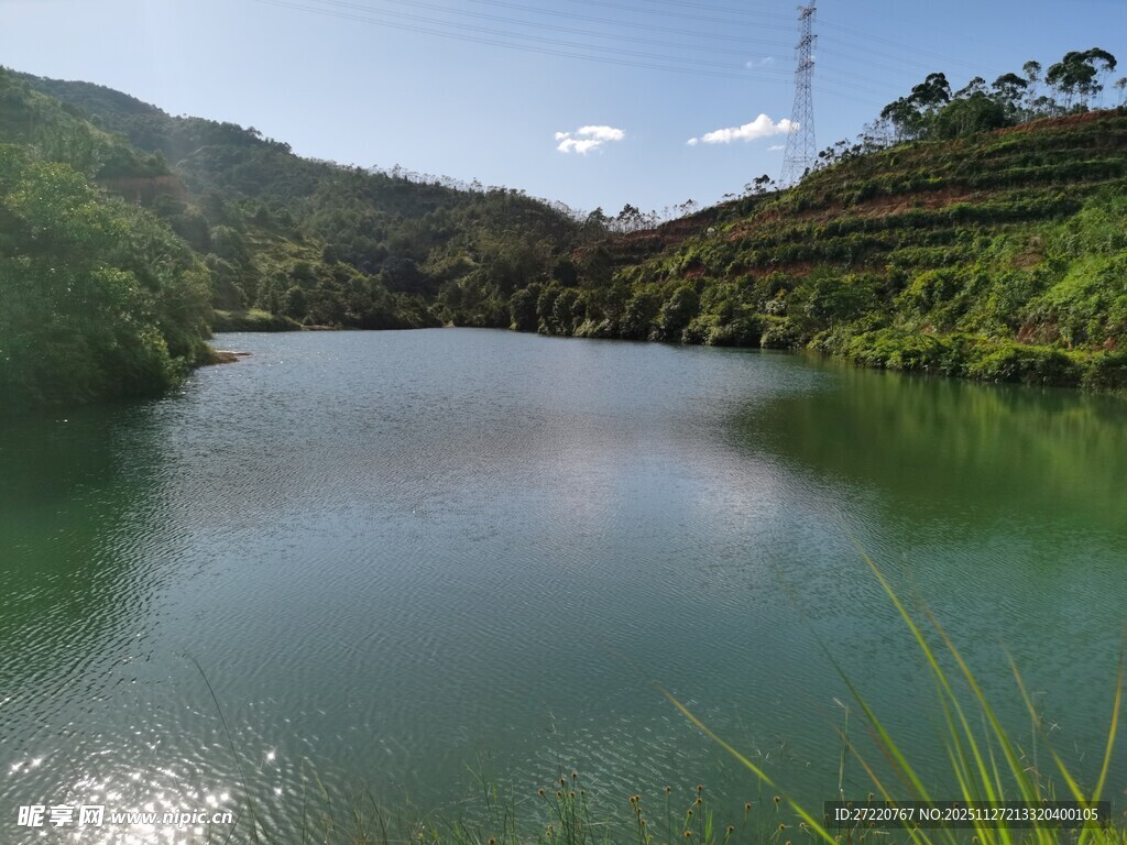 青山环绕的碧绿宁静湖泊