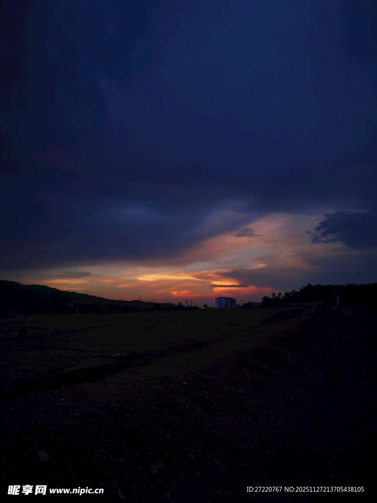 黄昏时分的天空与原野