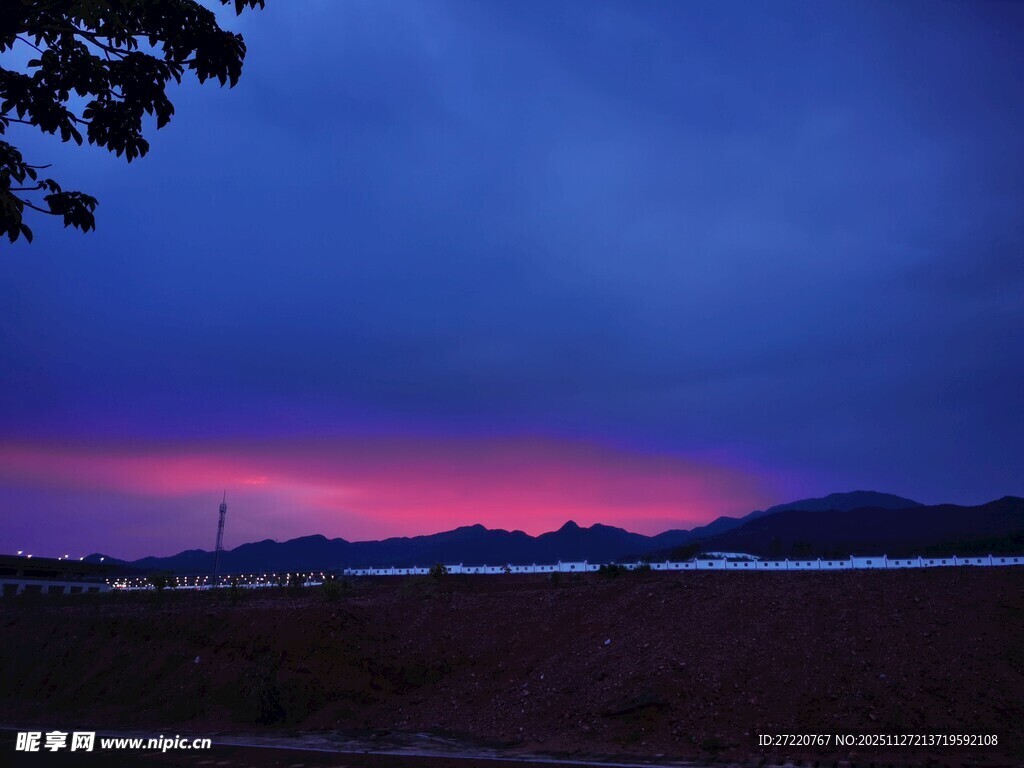 黄昏时分的绚丽天空景色