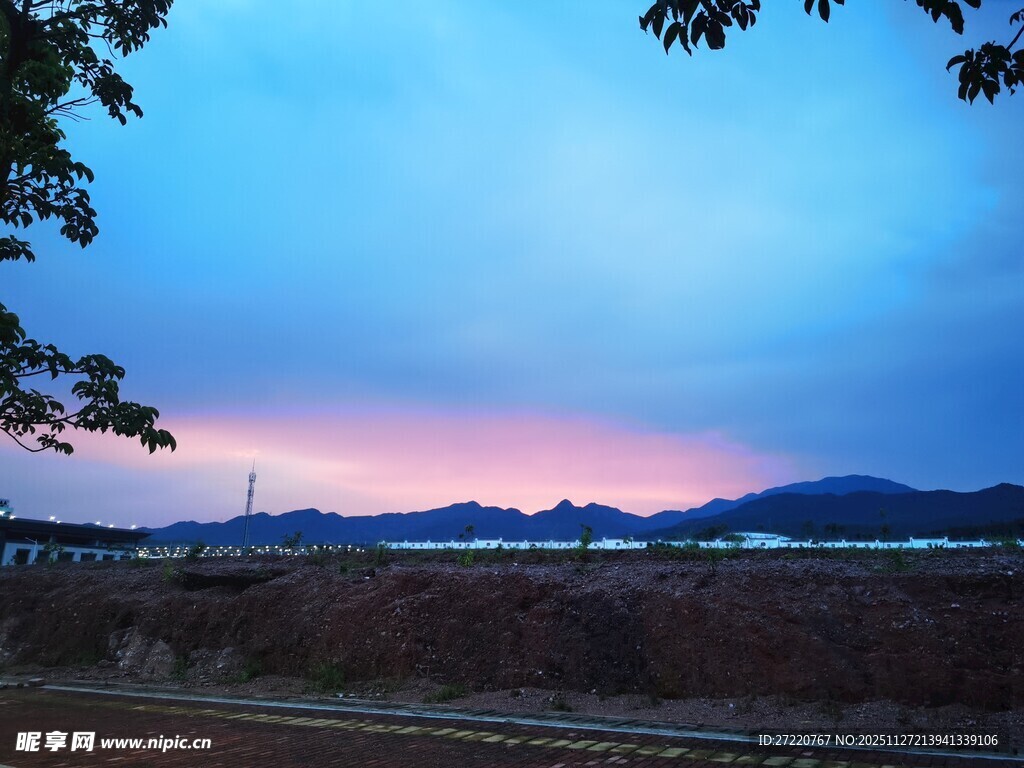 黄昏时分的旷野与远山景色