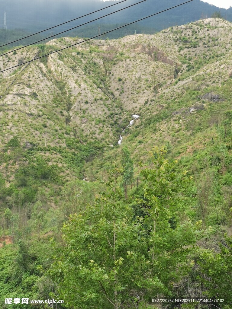 山间绿意盎然的自然景致