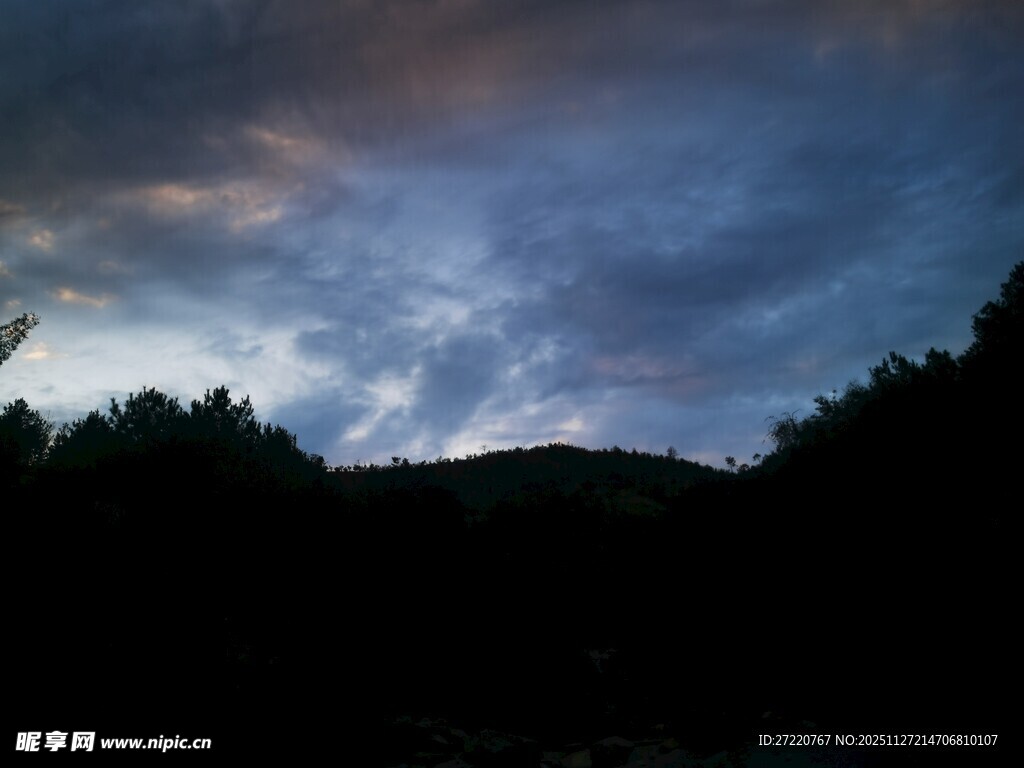黄昏时分山林上的梦幻天空