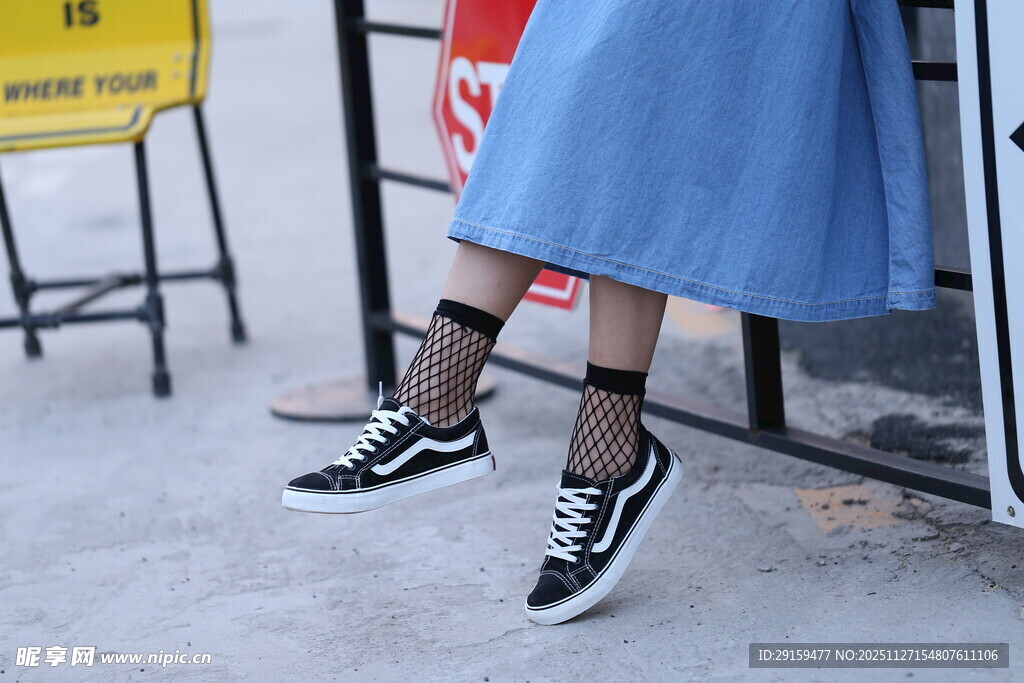 时尚女孩的鞋袜搭配示范