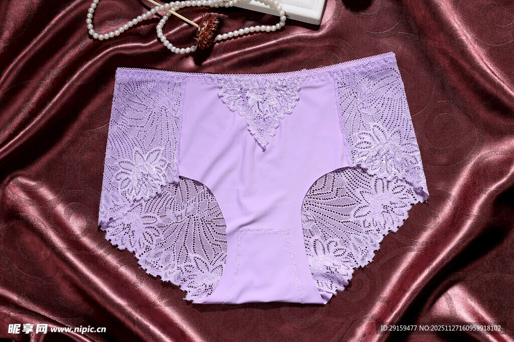 紫色蕾丝女士内裤展示