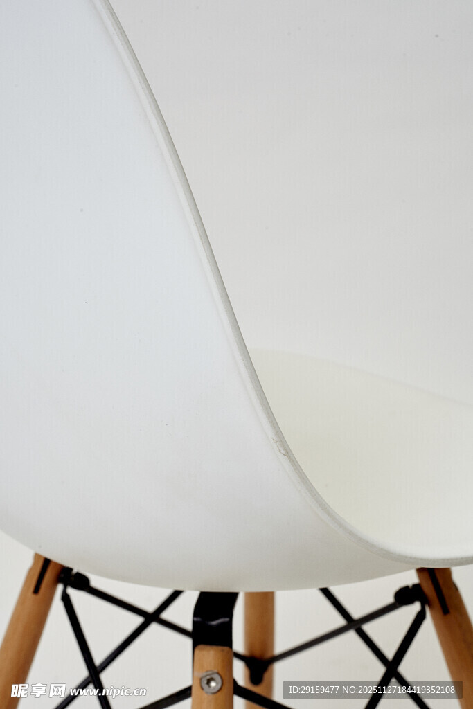 白色简约椅的木质椅脚细节