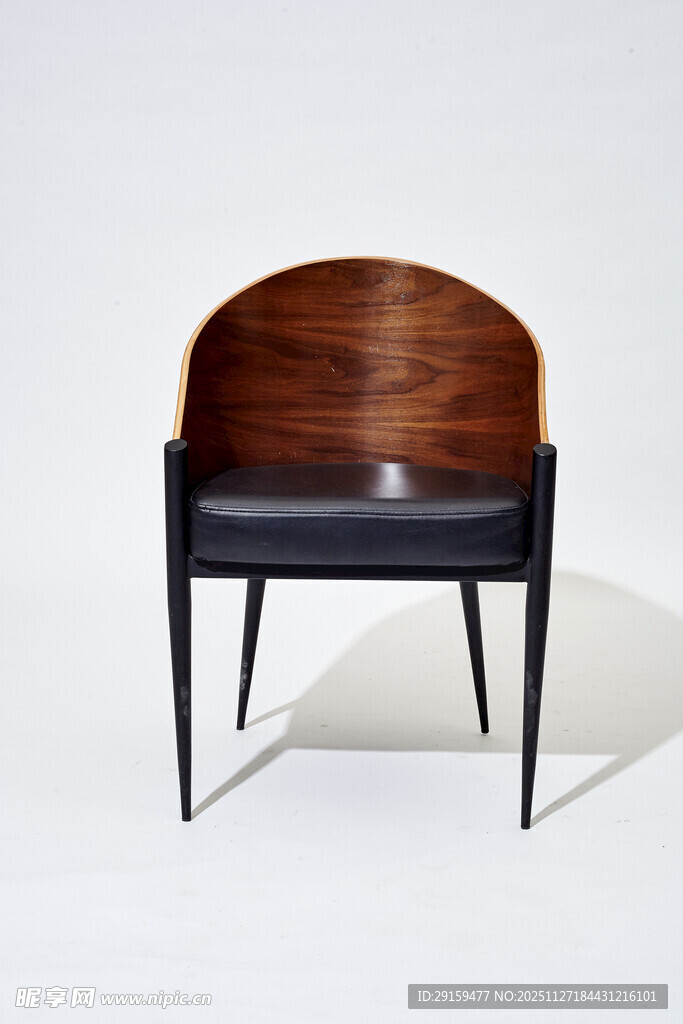 复古木质扶手椅设计