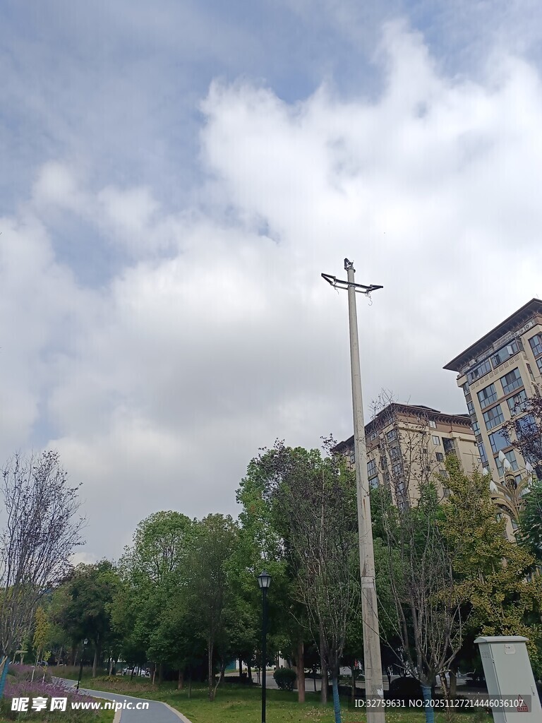 户外街道旁的路灯与建筑