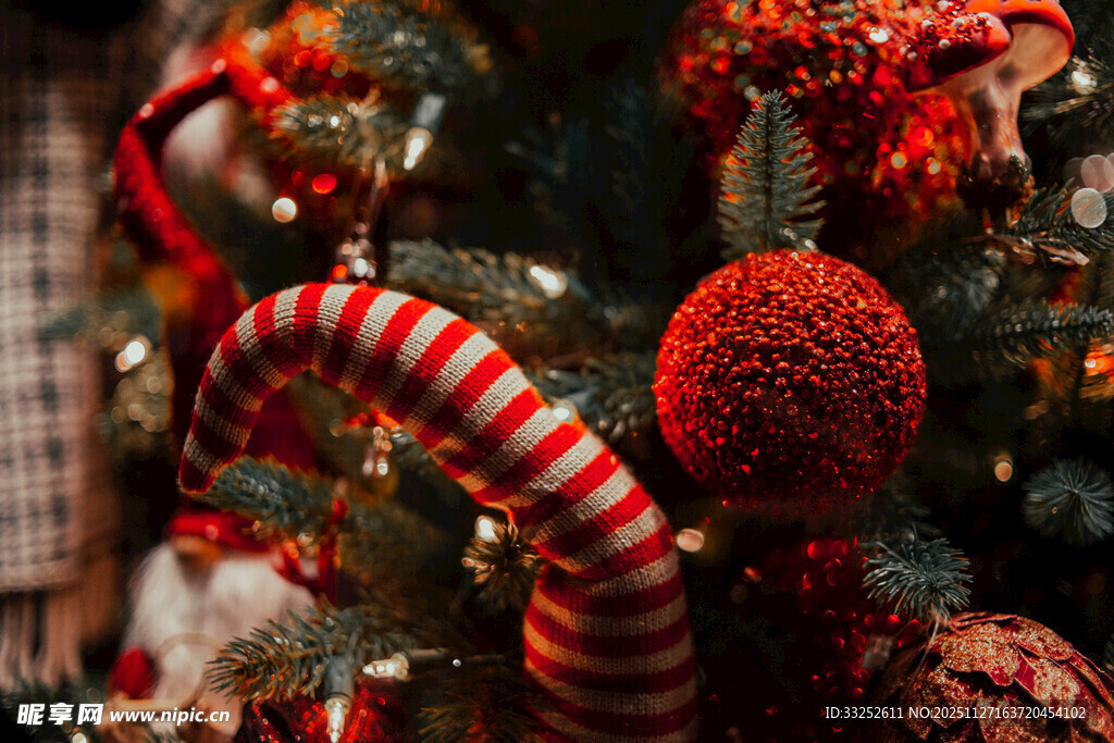 圣诞树上的多彩装饰