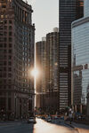 城市日出下的高楼街道景观