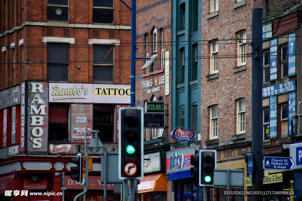 城市街道旁的多彩建筑