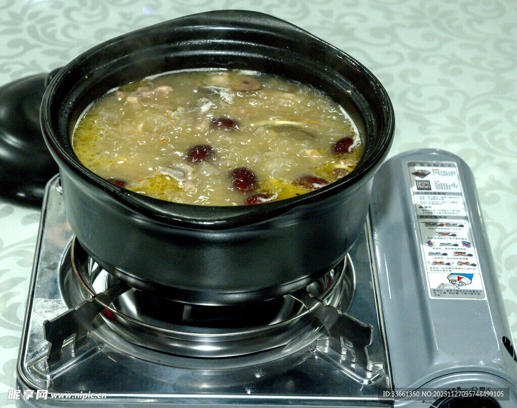 炉灶上炖煮的美味汤品
