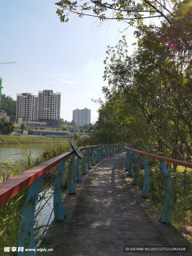 河畔彩绘小径风景