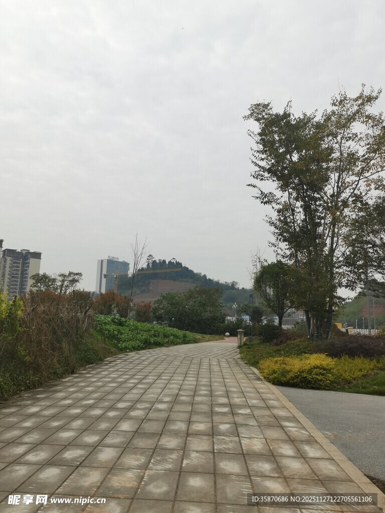 城市中的砖石铺就步行小道