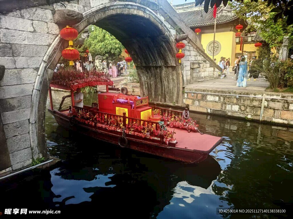 古桥下的中式游船赏景