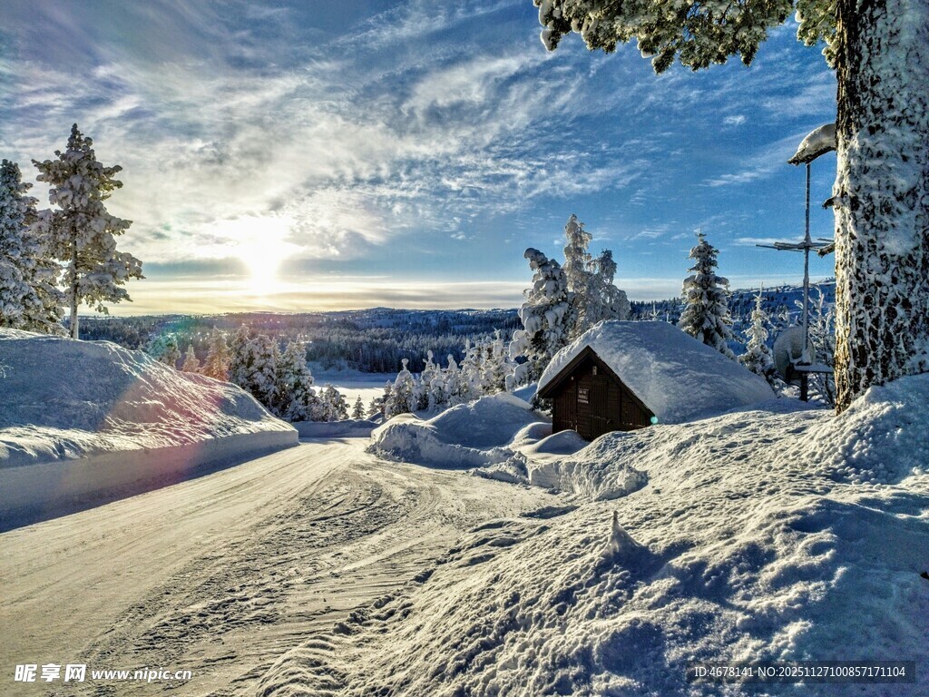 冬日雪景中的静谧小屋