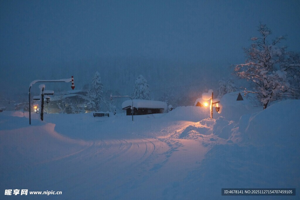 雪夜微光静谧冬日景象