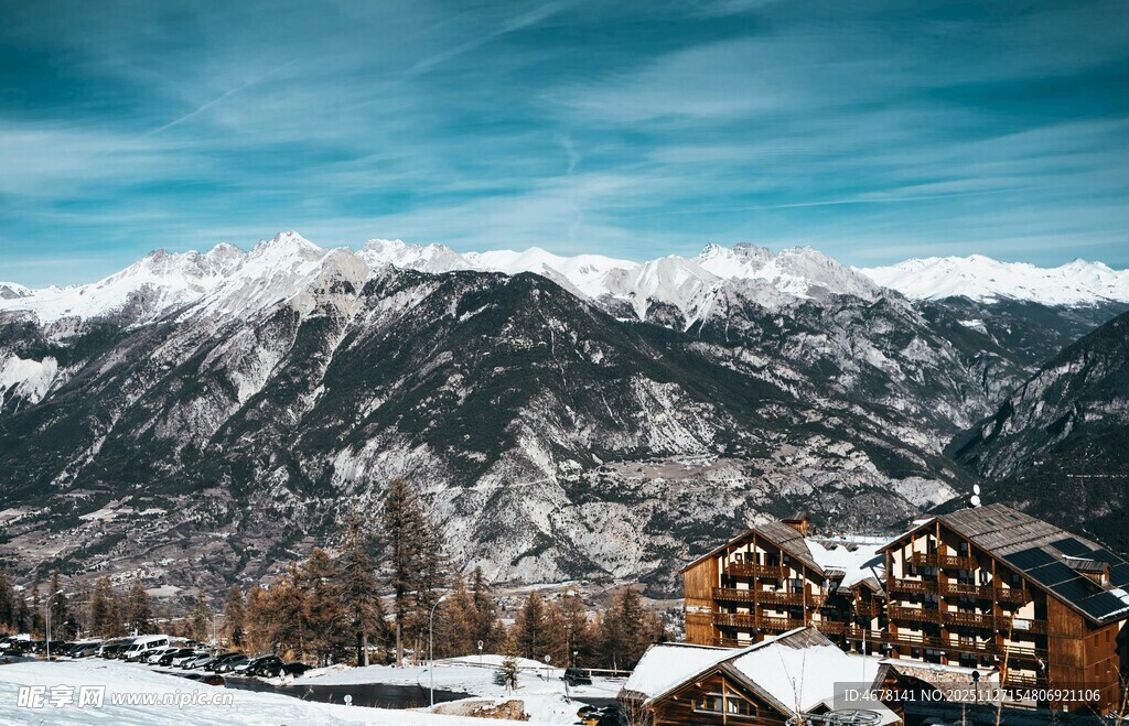 雪山下的温馨山间小镇